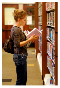 woman_browsing_books