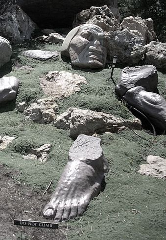 Broken_Statue_Daniel's_Dream_Gilgal_Garden_2