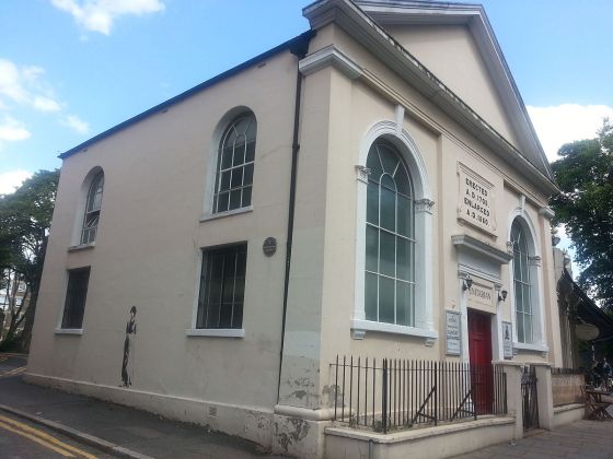 Newington_Green_Unitarian_Church_with_Mary_Wollstonecraft_street_art